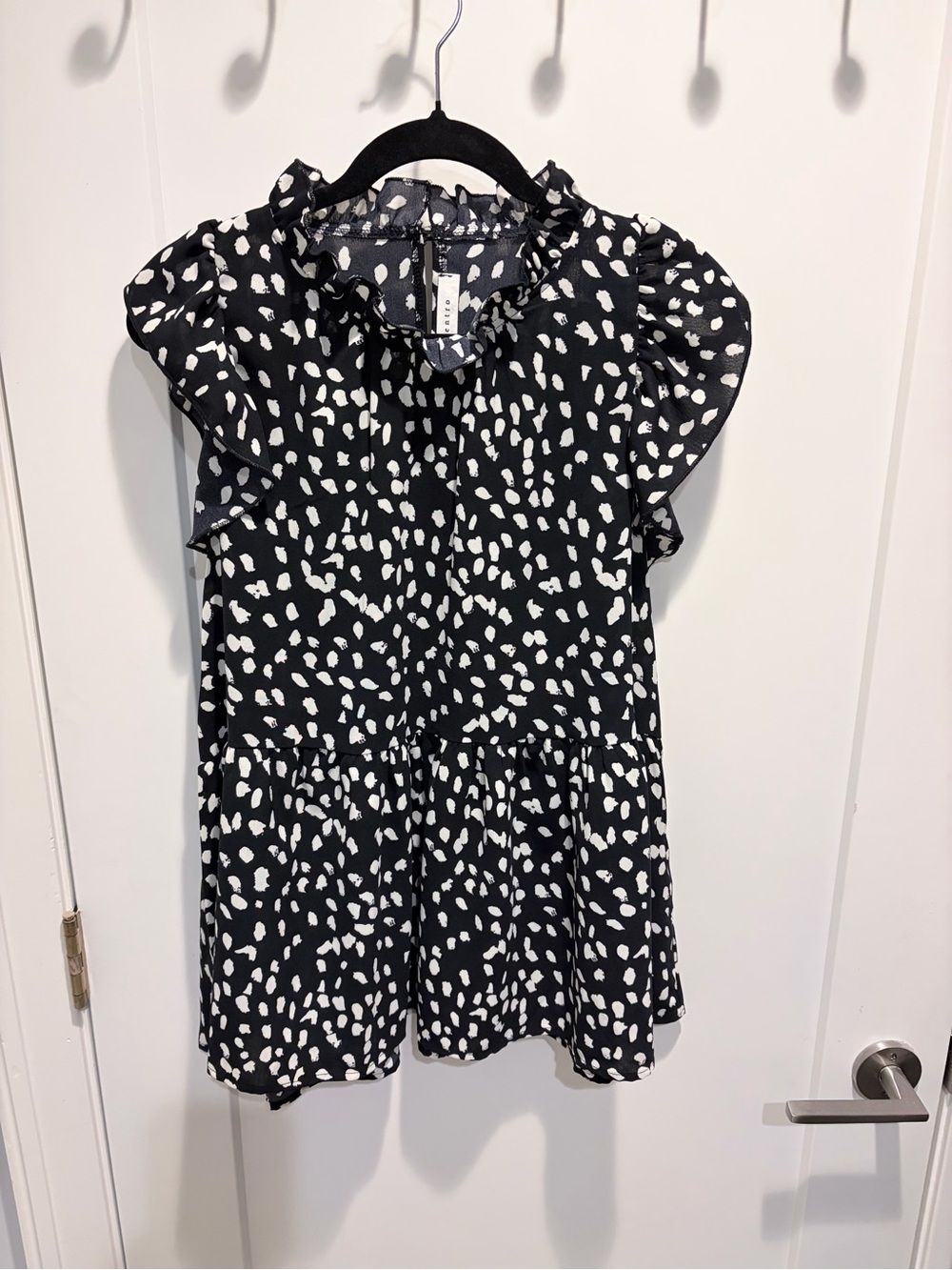 Entro Black and White Abstract Spot Ruffle Blouse with Flutter Sleeves S/M